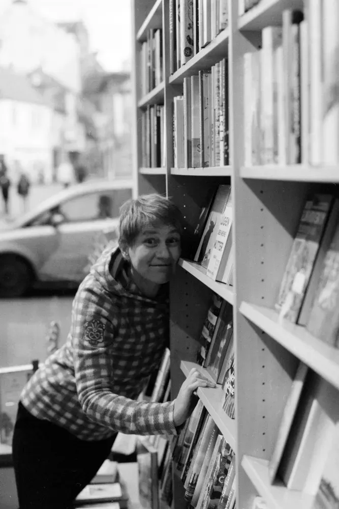 Ingrid Ickler mit Büchern